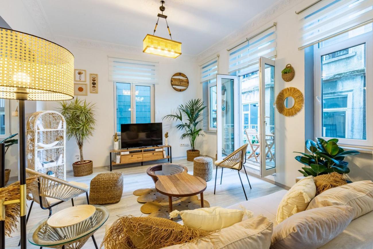Apartamento Exceptional Flat 1 Min To Metro & Galata Tower Estambul Exterior foto